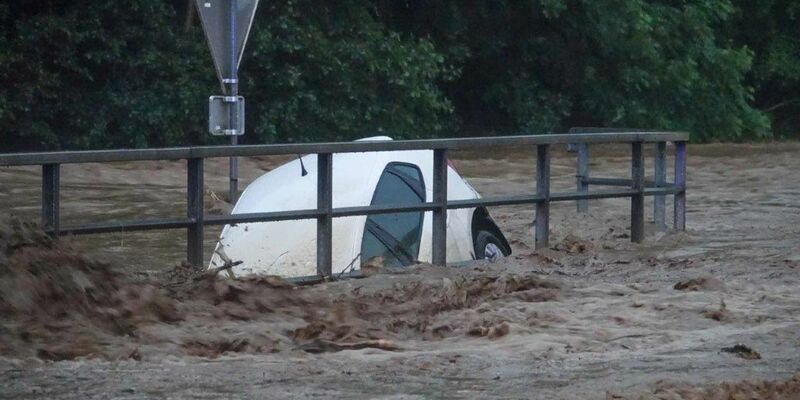 Ein von den Wassermassen mitgerissener PKW im Raum Schäffern in der Steiermark. - Foto: Einsatzdoku.At Patrik Lechner/APA/dpa