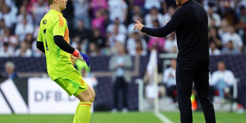Bundestrainer Julian Nagelsmann hält an Manuel Neuer als Nummer eins im DFB-Tor fest. - Foto: Christian Charisius/dpa
