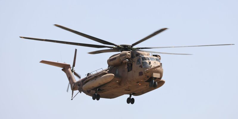 Ein Hubschrauber mit den geretteten israelischen Geiseln kommt im Sheba Medical Center an. - Foto: Ilia Yefimovich/dpa