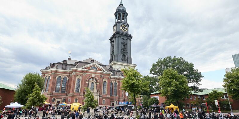 Motorräder auf der Ludwig-Erhard-Straße vor der Hauptkirche St. Michaelis (Michel) in Hamburg. - Foto: Georg Wendt/dpa