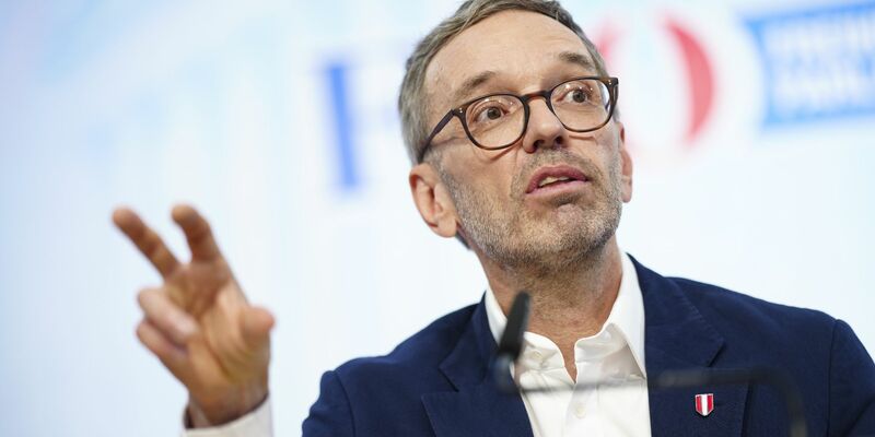 Allen Grund zur Freude: FPÖ-Chef Herbert Kickl. - Foto: Eva Manhart/apa/dpa