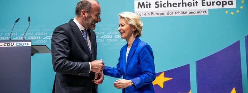 EU-Kommissionspräsidentin Ursula von der Leyen zusammen mit dem Vorsitzenden der EVP-Fraktion Manfred Weber im Europaparlament. - Foto: Michael Kappeler/dpa