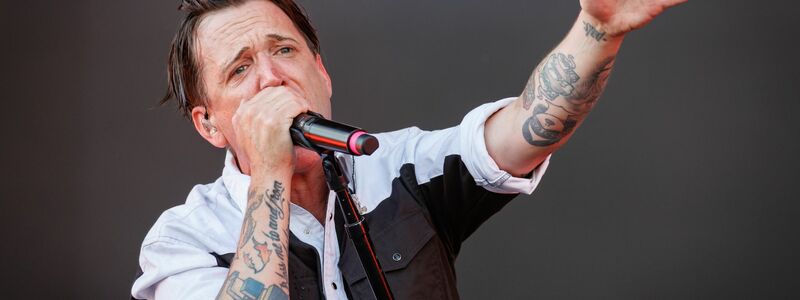 Benjamin Kowalewicz, Sänger der Band Billy Talent, beim Open-Air-Festival Rock im Park. - Foto: Daniel Karmann/dpa