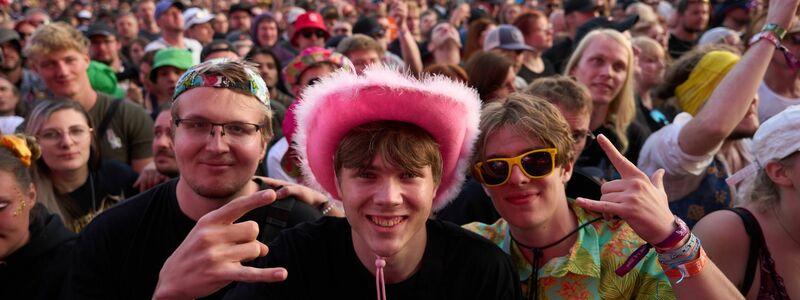 Fans beim Auftritt derRockband «Queen s of the Stone Age» beim Open-Air-Festival «Rock am Ring». - Foto: Thomas Frey/dpa