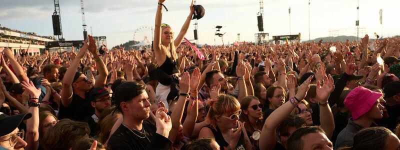 Fans feiern den Auftritt der kanadischen Rockband “Billy Talent“ beim Open-Air-Festival Rock am Ring. - Foto: Thomas Frey/dpa