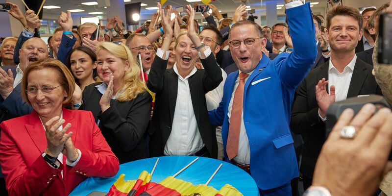 Die AfD-Chefs Alice Weidel und Tino Chrupalla jubeln in der AfD-Parteizentrale. - Foto: Joerg Carstensen/dpa
