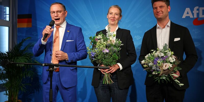 Die beiden AfD-Chefs Tino Chrupalla und Alice Weidel feiern das Ergebnis der Europawahl zusammen mit AfD-Kandidat René Aust in der AfD-Parteizentrale in Berlin. - Foto: Joerg Carstensen/dpa