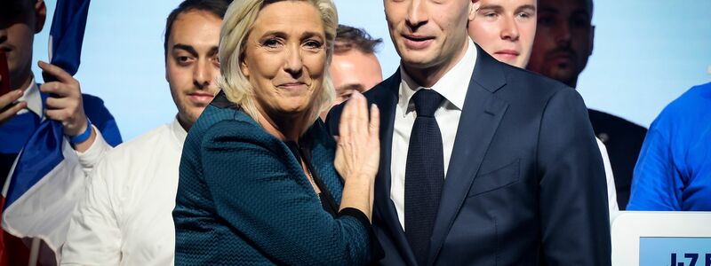 Marine Le Pen zusammen mit Jordan Bardella bei einer Wahlkampfveranstaltung in Paris. - Foto: Thomas Padilla/AP/dpa