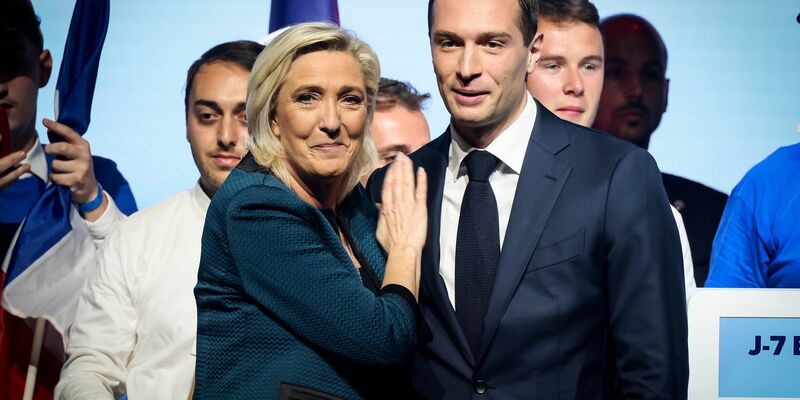 Marine Le Pen zusammen mit Jordan Bardella bei einer Wahlkampfveranstaltung in Paris. - Foto: Thomas Padilla/AP/dpa