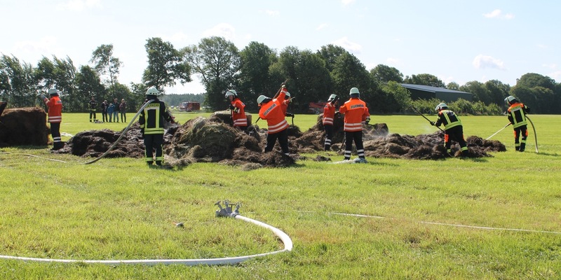 FW-ROW: Mehrere Heuballen stehen in Brand - Foto: presseportal.de