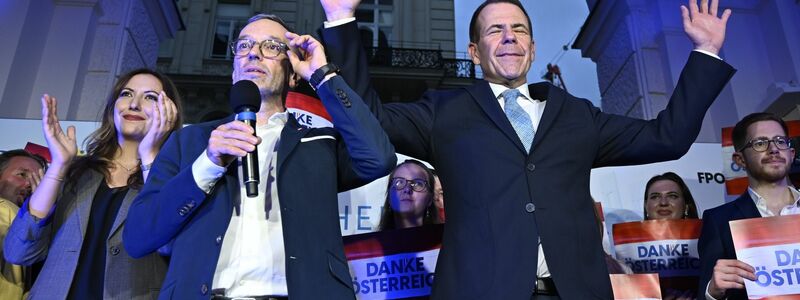 FPÖ-Bundesparteiobmann Herbert Kickl (l) und Spitzenkandidat Harald Vilimsky feiern auf einer Wahlparty. - Foto: Helmut Fohringer/APA/dpa