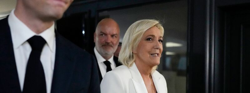 Die Vorsitzende der Partei Rassemblement National, Marine Le Pen (r), und der Spitzenkandidat der Partei für die Europawahlen, Jordan Bardella, haben Grund zur Freude. - Foto: Lewis Joly/AP