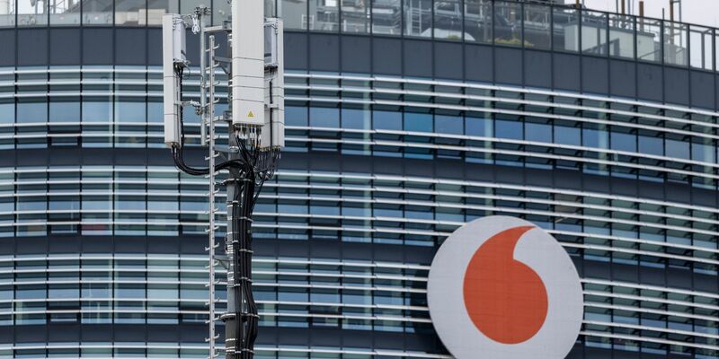 Mobilfunkantennen von Vodafone sind vor der Deutschlandzentrale installiert: Der Telekommunikationsanbieter will sein Handynetz in Deutschland weiter ausbauen. - Foto: Thomas Banneyer/dpa