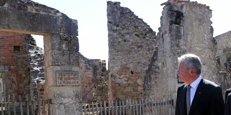 Bundespräsident Joachim Gauck besichtigte am 04.09.2013 die Mahn- und Gedenkstätte Oradour-sur-Glane in Frankreich. - Foto: Wolfgang Kumm/dpa