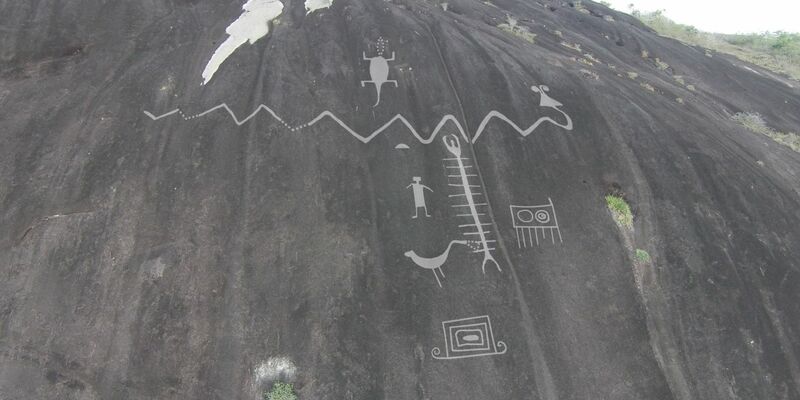 Petroglyphen sind in einen Fels graviert. - Foto: Dr Philip Riris/dpa