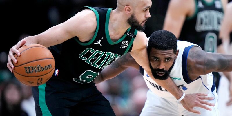 Derrick White (l) von den Boston Celtics im Duell mit Kyrie Irving von den Dallas Mavericks. - Foto: Steven Senne/AP