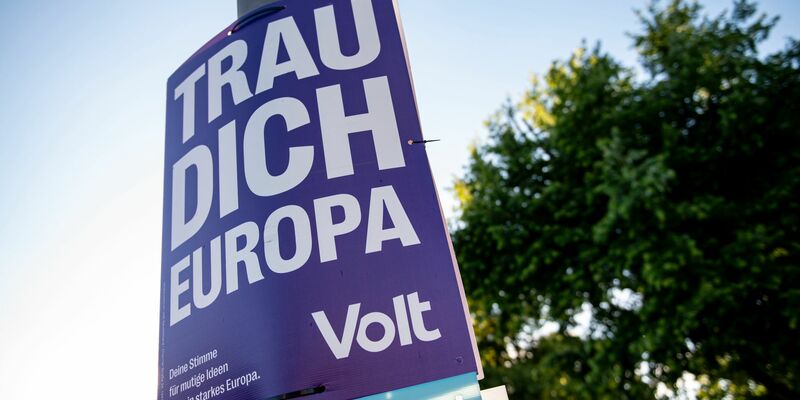 «Trau dich Europa»: Ein Wahlplakat der Partei «Volt». - Foto: Fabian Sommer/dpa