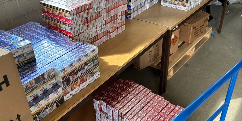 HZA-HST: Zollhündin Iris zeigt ihren Spürsinn ./. Zoll stellt 84.000 Stück Zigaretten in einem Fahrzeug sicher - Foto: presseportal.de