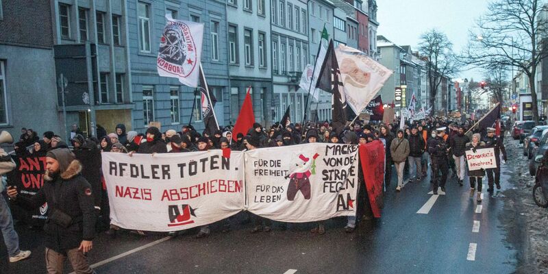 Teilnehmer einer Demonstration mit einem Plakat und der Aufschrift «AfDler töten. Nazis abschieben!». - Foto: Ralf Roeger/dpa