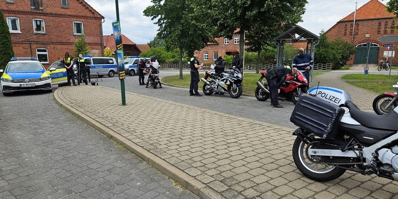 POL-LG: ++ weitere Schwerpunktkontrollen Verkehrssicherheit ++ Motorradfahrer und Auto-Poser im Amt Neuhaus und Bleckede im Visier ++ 71 Fahrzeuge kontrolliert ++ 15 Verstöße geahndet ++ Weiterfahrt ... - Foto: presseportal.de