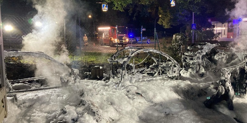 POL-AC: Brand zerstört Fahrzeuge - Polizei bittet um Hinweise - Foto: presseportal.de