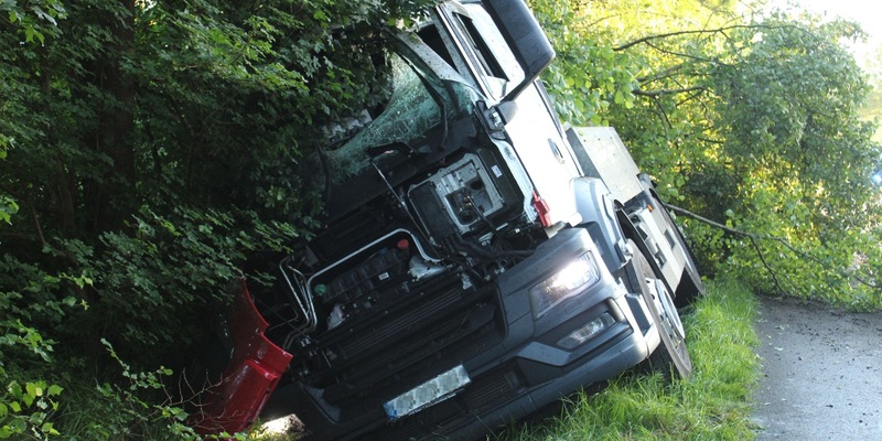 POL-MI: Milchtransporter in Graben geraten - Foto: presseportal.de
