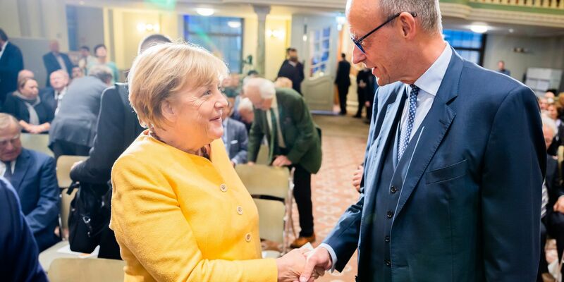 Angela Merkel und Friedrich Merz begrüßen sich bei der Eröffnungsveranstaltung der Bundeskanzler-Helmut-Kohl-Stiftung im September 2022. - Foto: Christoph Soeder/dpa