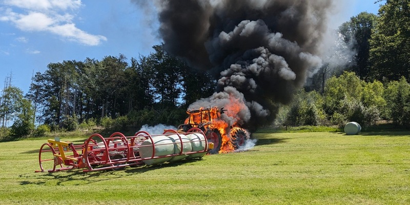 FW Wipperfürth: B2 | LKW-Brand, brennt Traktor - Foto: presseportal.de