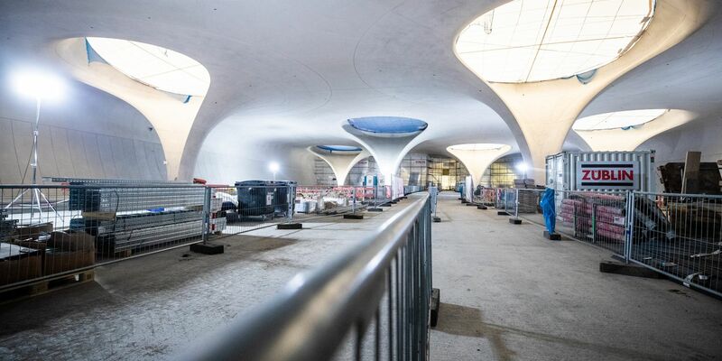 Tageslicht fällt durch die Lichtaugen des neuen Stuttgarter Hauptbahnhofs - Passagiere müssen auf diesen Anblick jedoch länger warten als gedacht. - Foto: Christoph Schmidt/dpa