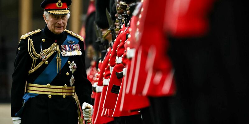 König Charles  III. (l) bei der Zeremonie in Windsor. - Foto: Ben Stansall/PA Wire/dpa