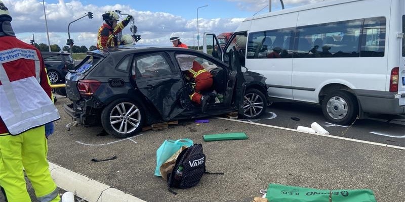 FW Düren: +++ Schwerer Verkehrsunfall mit 4 Verletzten auf der Kölner Landstraße ++* - Foto: presseportal.de