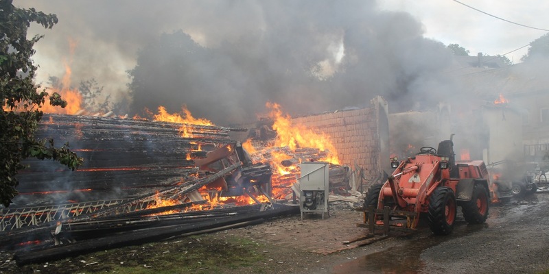 FW LK Leipzig: Brand einer Werkstatt mit Unterstand - Foto: presseportal.de