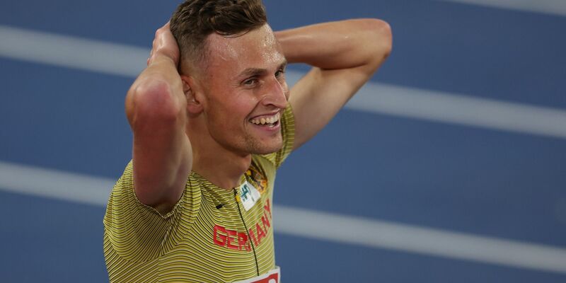 Persönliche Bestzeit und die Bronze-Medaille: Karl Bebendorf jubelt nach dem Lauf. - Foto: Oliver Weiken/dpa