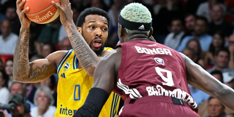 Bayerns Isaac Bonga (r) verteidigt gegen Albas Sterling Brown. - Foto: Sven Hoppe/dpa