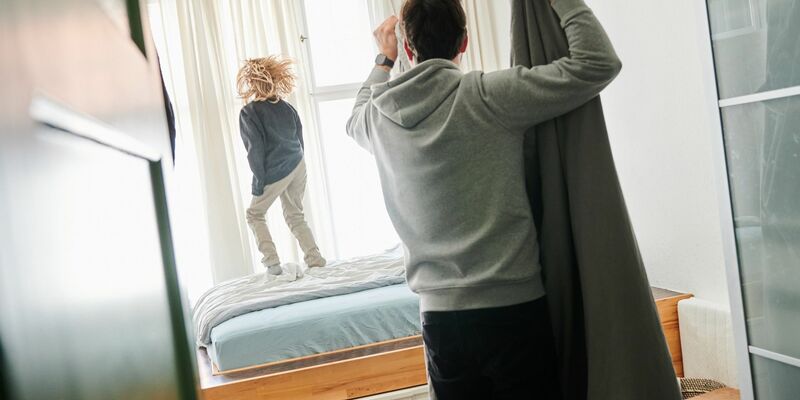 Im Jahr 2022 waren laut Statistischem Bundesamt nur 1,9 Prozent der Väter, deren jüngstes Kind unter sechs Jahren ist, in Elternzeit. - Foto: Annette Riedl/dpa