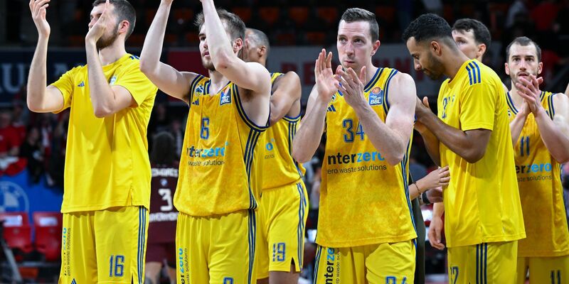 Die Alba-Spieler feiern den Sieg gegen den FC Bayern München. - Foto: Sven Hoppe/dpa