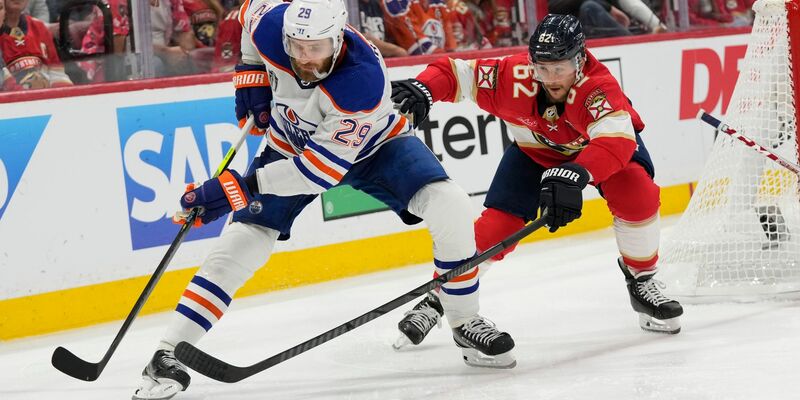 Leon Draisaitl (l) musste mit den Edmonton Oilers bereits die zweite Niederlage gegen die Florida Panthers hinnehmen. - Foto: Wilfredo Lee/AP