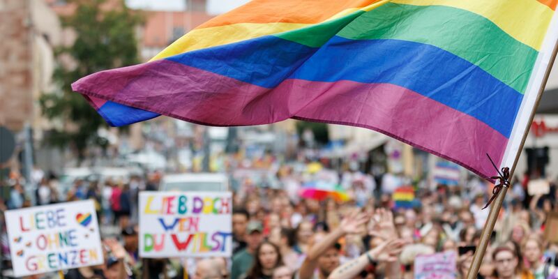 Der Juni gilt als sogenannter Pride Month. - Foto: Daniel Karmann/dpa