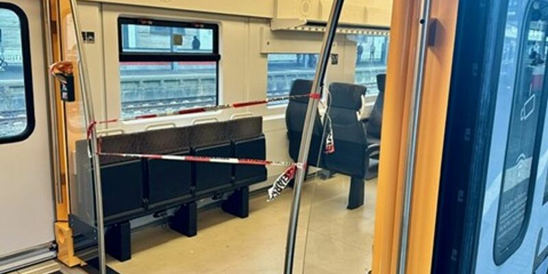 Die Spurensicherung hat ein Abteil einer Regionalbahn abgesperrt: Bei einer Messerattacke im Saarland ist ein 21 Jahre alter Mann verletzt worden. - Foto: Thorsten Kremers/dpa