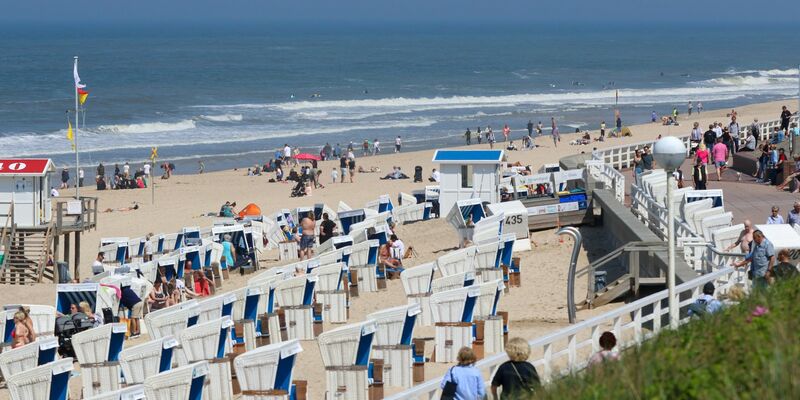 Strandkörbe am Strand von Westerland: Bei Übernachtungen von Reisenden aus dem Inland gab es im April ein deutliches Minus, bei ausländischen Gästen dagegen ein leichtes Plus. - Foto: Bodo Marks/dpa