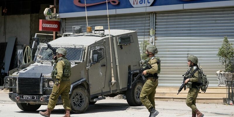 Israelische Militäroffiziere im Einsatz. - Foto: Majdi Mohammed/AP/dpa