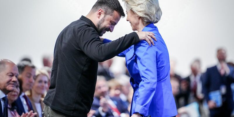 EU-Kommissionschefin Ursula von der Leyen und der ukrainische Präsident Wolodymyr Selenskyj. - Foto: Kay Nietfeld/dpa