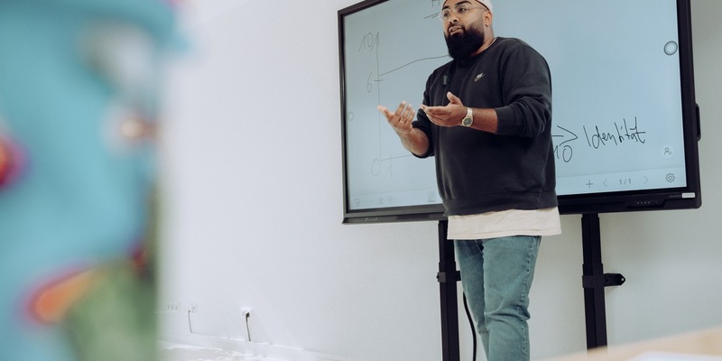 Das überlastete Kita-System - Stevan Bimbasic vom Institut für Feelgood Bildung verrät, an welchen Stellschrauben gedreht werden muss, um Mitarbeiter zu entlasten - Foto: presseportal.de