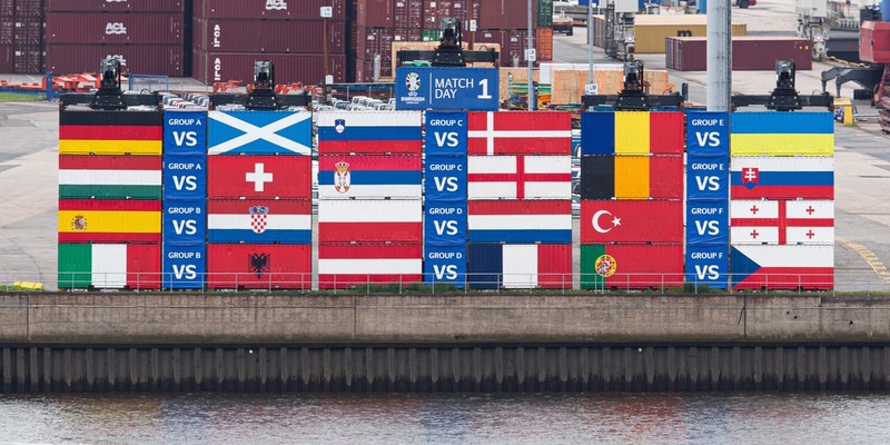 Hamburg im Fußballfieber: Hafen wird erneut zur Kulisse einer spektakulären Container-Installation zum ersten Spieltag der UEFA EURO 2024 - Foto: presseportal.de