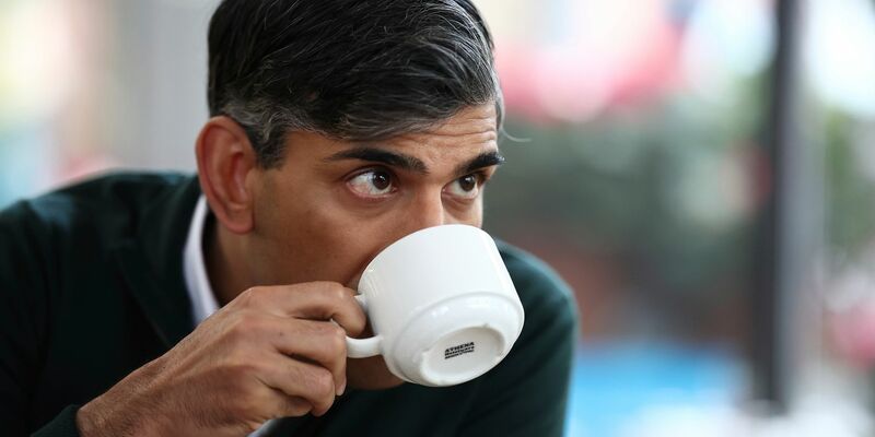 Will mit Steuererleichterungen seinen bisher misslungenen Wahlkampf retten: Rishi Sunak. - Foto: Henry Nicholls/AFP/AP/dpa