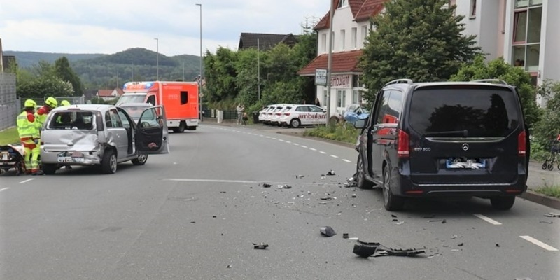 POL-HX: Auffahrunfall: Mercedes schiebt Opel auf die Gegenfahrspur - Foto: presseportal.de