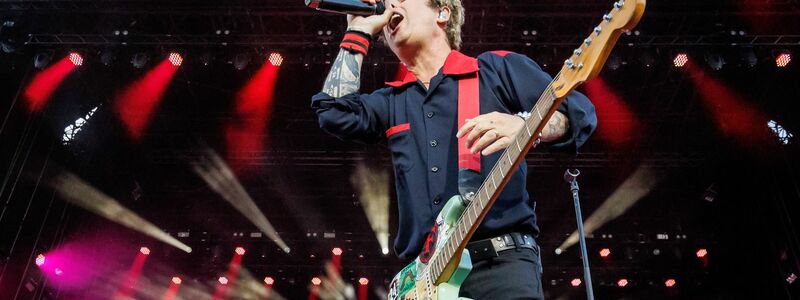 Frontmann Billie Joe Armstrong von Green Day beim Open-Air-Festival Rock im Park. - Foto: Daniel Karmann/dpa