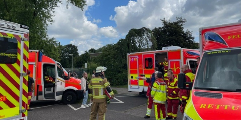 FW Bergheim: Mehrere betroffene Kinder nach vermutlichem Reizgasaustritt in Bergheimer Hauptschule Rettungsdienst behandelt 16 Kinder - Kind und Lehrerin ins Krankenhaus transportiert - Foto: presseportal.de