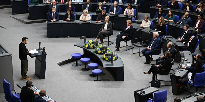 Der ukrainische Präsident Selenskyj ist anlässlich der Internationalen Konferenz zum Wiederaufbau der Ukraine in Berlin. - Foto: Bernd von Jutrczenka/dpa