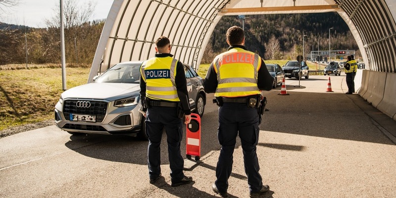 Bundespolizeidirektion München: Fahndungstreffer, gefälschte Papiere und unerlaubte Einreisen/ Bundespolizei am Grenztunnel erfolgreich - Foto: presseportal.de
